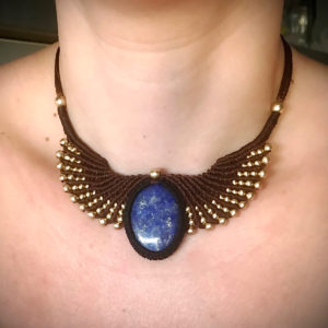 collier lapis lazuli bijoux énergétique micro macramé minéraux lithothérapie médecine douce talisman amulette ailes d'isis