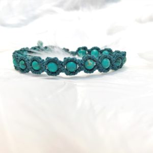 Bracelet en perles de turquoise macramé lithothérapie fil vert