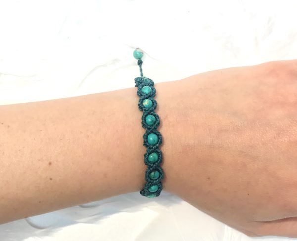 Bracelet en perles de turquoise macramé lithothérapie fil vert