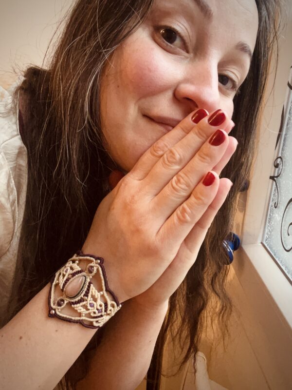 Bracelet Emeryde, bracelet micromacramé pierre de soleil et améthyste, fait main artisanat français