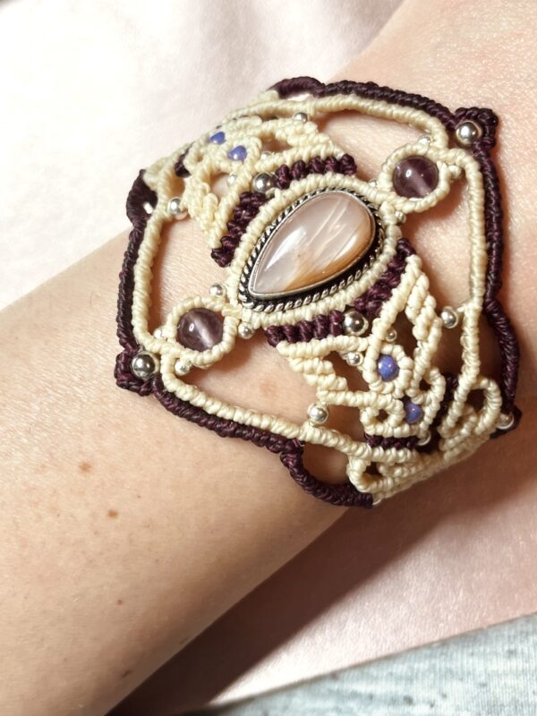 Bracelet-Emeryde-bracelet-micromacrame-pierre-de-soleil-et-amethyste-fait-main-artisant-francais