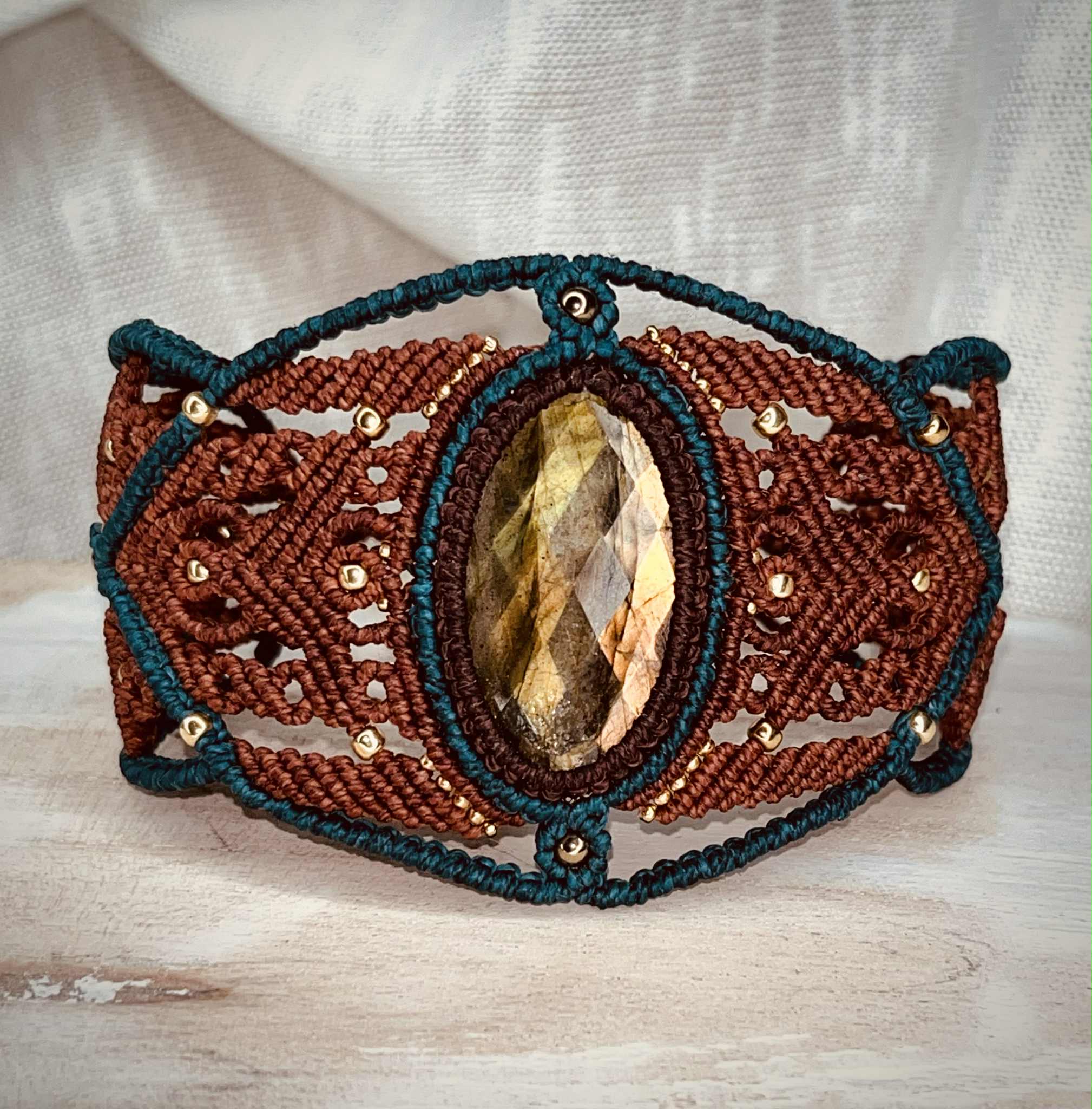 manchette de protection labradorite dorée